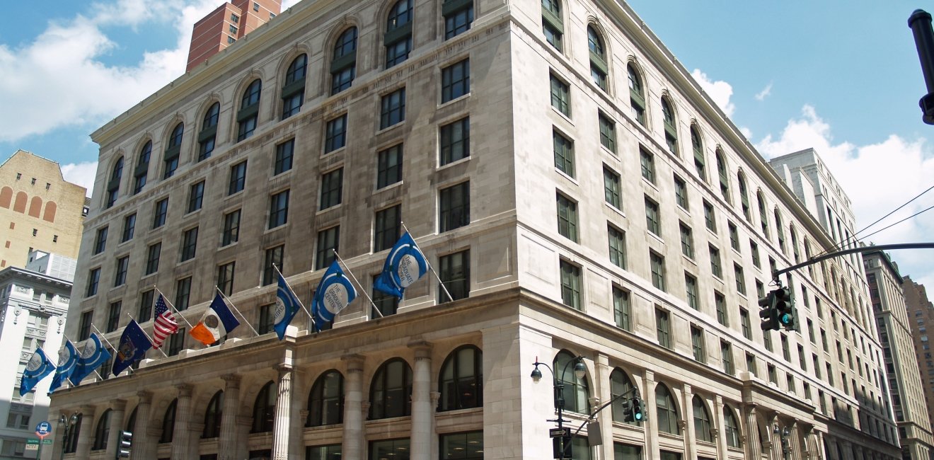 https://upload.wikimedia.org/wikipedia/commons/b/b6/CUNY_Graduate_Center_by_David_Shankbone.jpg