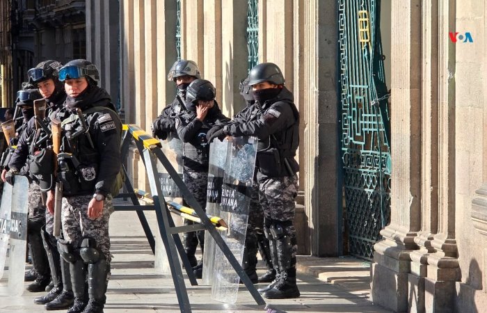 Police outside Plaza Murillo Bolivia 