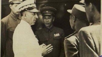 Koreans welcome the first chief of the Polish Mission to the NNSC, Gen. Mieczysław Wągrowski, in summer 1953. Source: Archives of the Institute of National Remembrance.