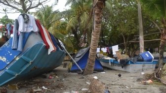 Migrants camp in Necoclí before crossing the Darién Gap