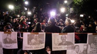 Journalists, civil organizations and citizens who joined the protests in front of SEGOB, for journalists whose lives and rights were deprived in Mexico.