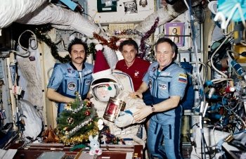 Russian and American astronauts celebrate Christmas on board the Mir space station in 1997