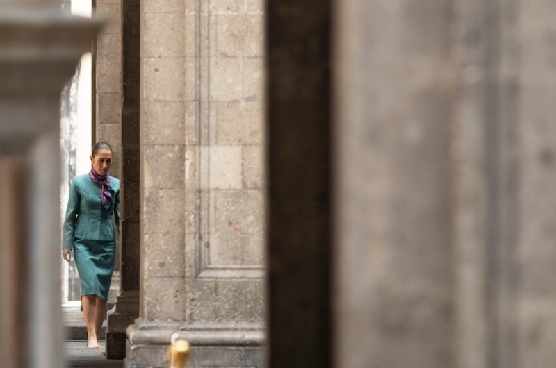 Image of Claudia Sheinbaum walking