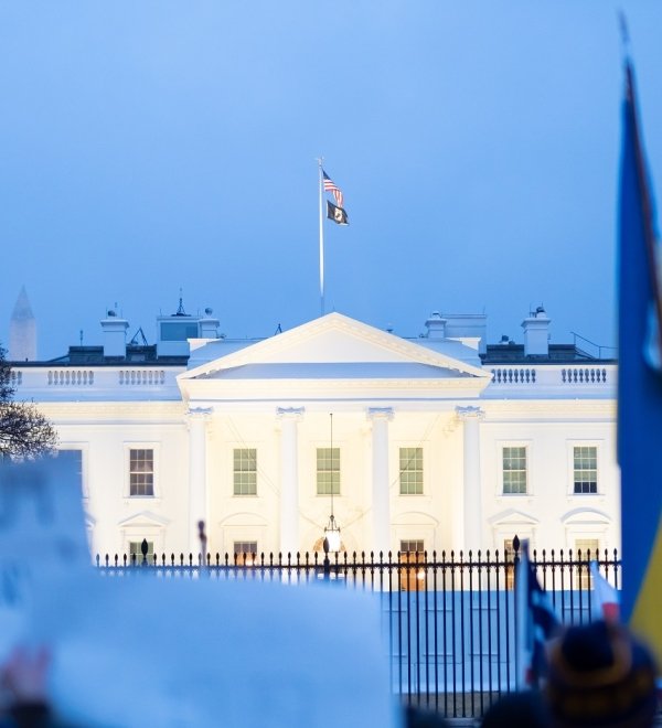 White House flying US and Ukraine flags on Feb 24, 2022