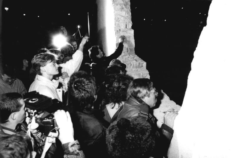  Fall of berlin wall 