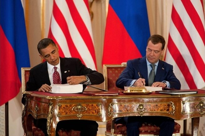 Obama and Medvedev sign New START treaty