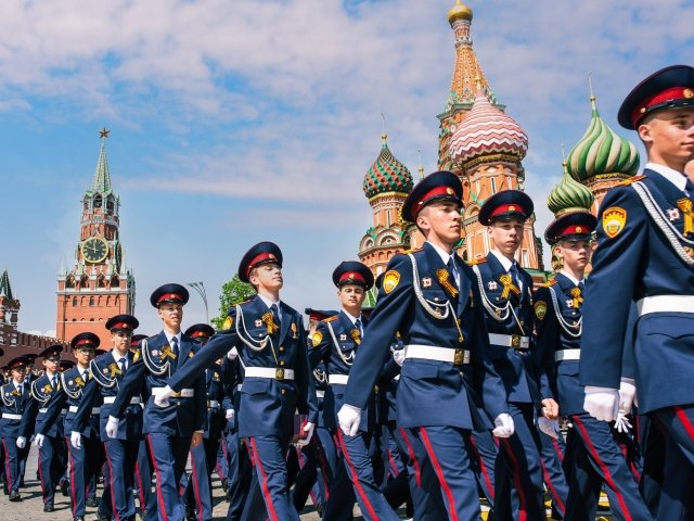 Image of soldiers marching in front of the Kremlin walls in Moscow, Russia