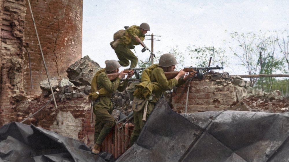 colorized image of Soviet soldiers at Stalingrad