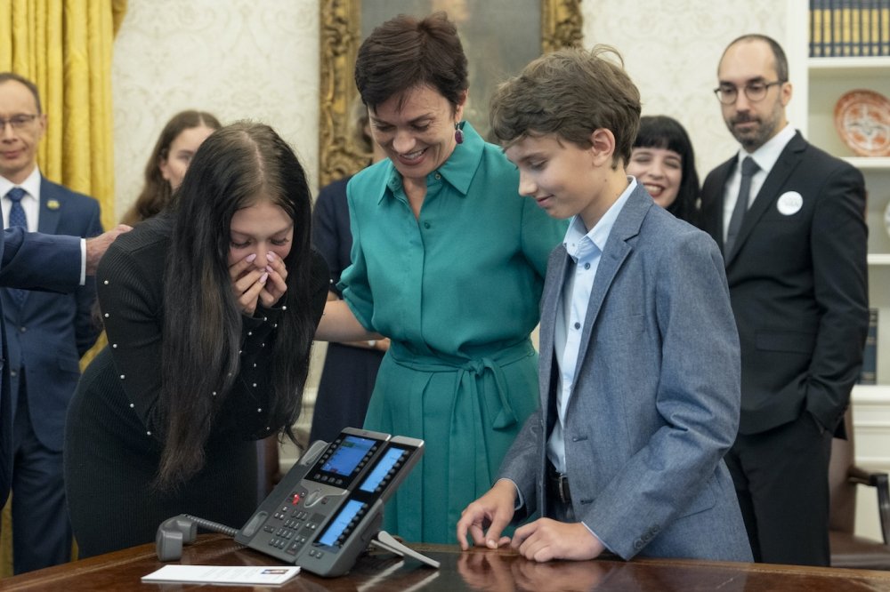 Evgenia Kara-Murza and her children talk to journalist Vladimir Kara-Murza on the phone following the prisoner swap with Russia 