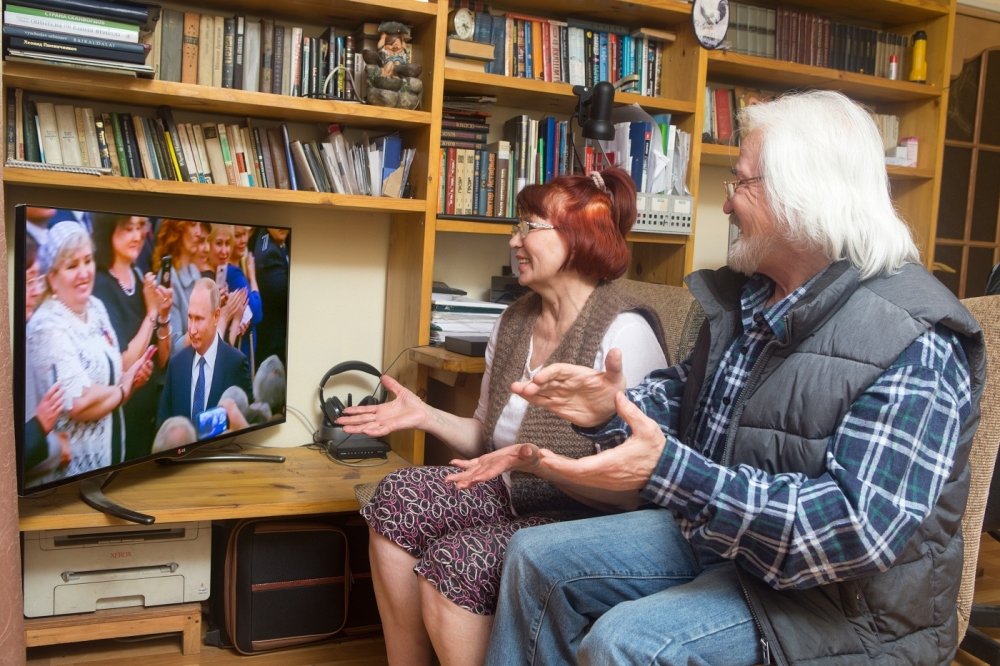 Russian pensioners watch Vladimir Putin's 2018 presidential inauguration on television