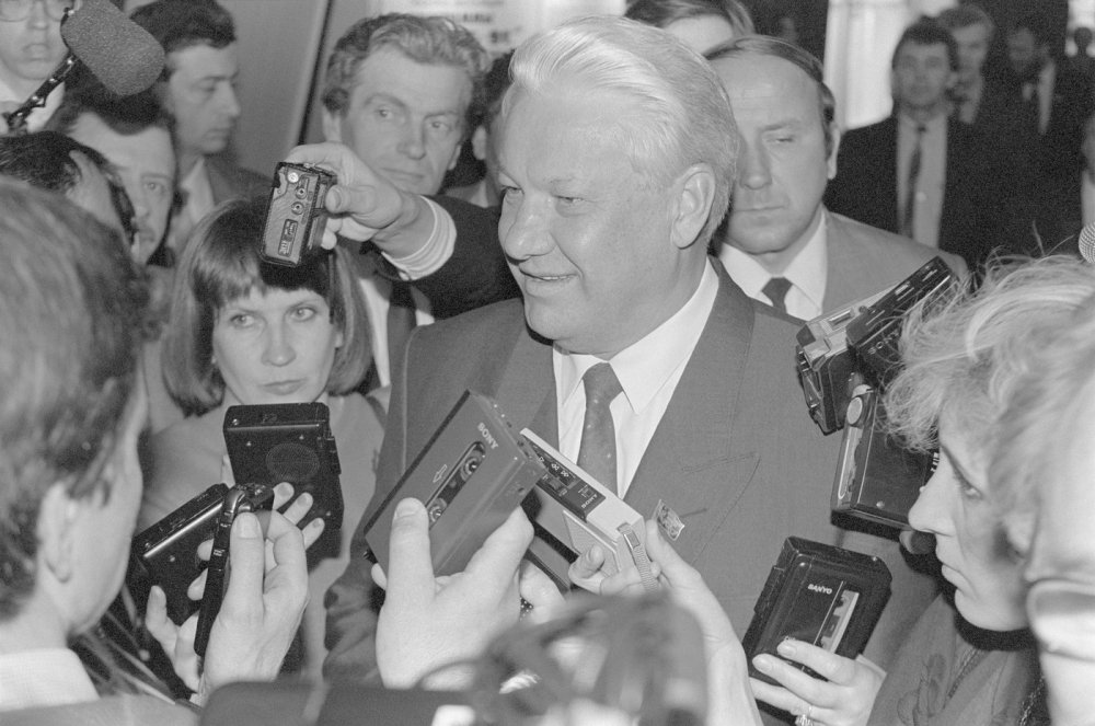 Boris Yeltsin in front of a group of reporters in 1991