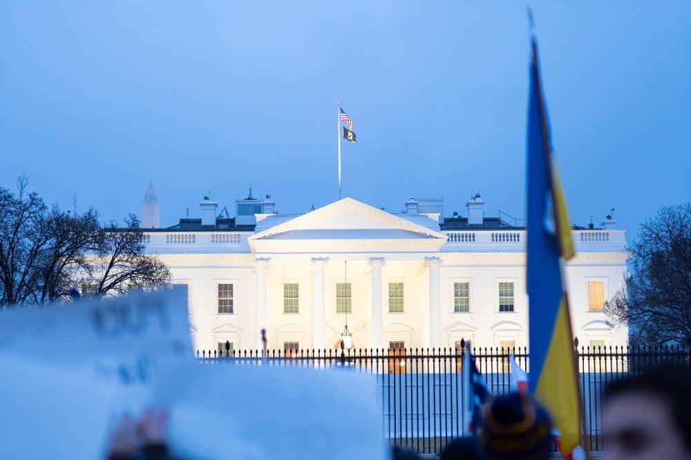 White House flying US and Ukraine flags on Feb 24, 2022