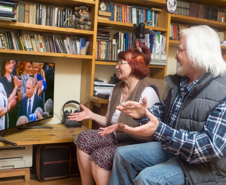 Russian pensioners watch Vladimir Putin's 2018 presidential inauguration on television