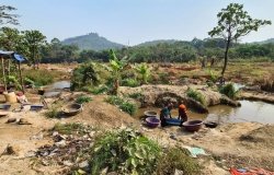 Gold panning in Bolaneh, Sierra Leone