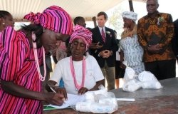 Namibia’s Onyaanya-Gwaanaka Refill Group distributing ARV community members.