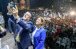 Bernardo Arévalo and Karin Herrera Take a Selfie